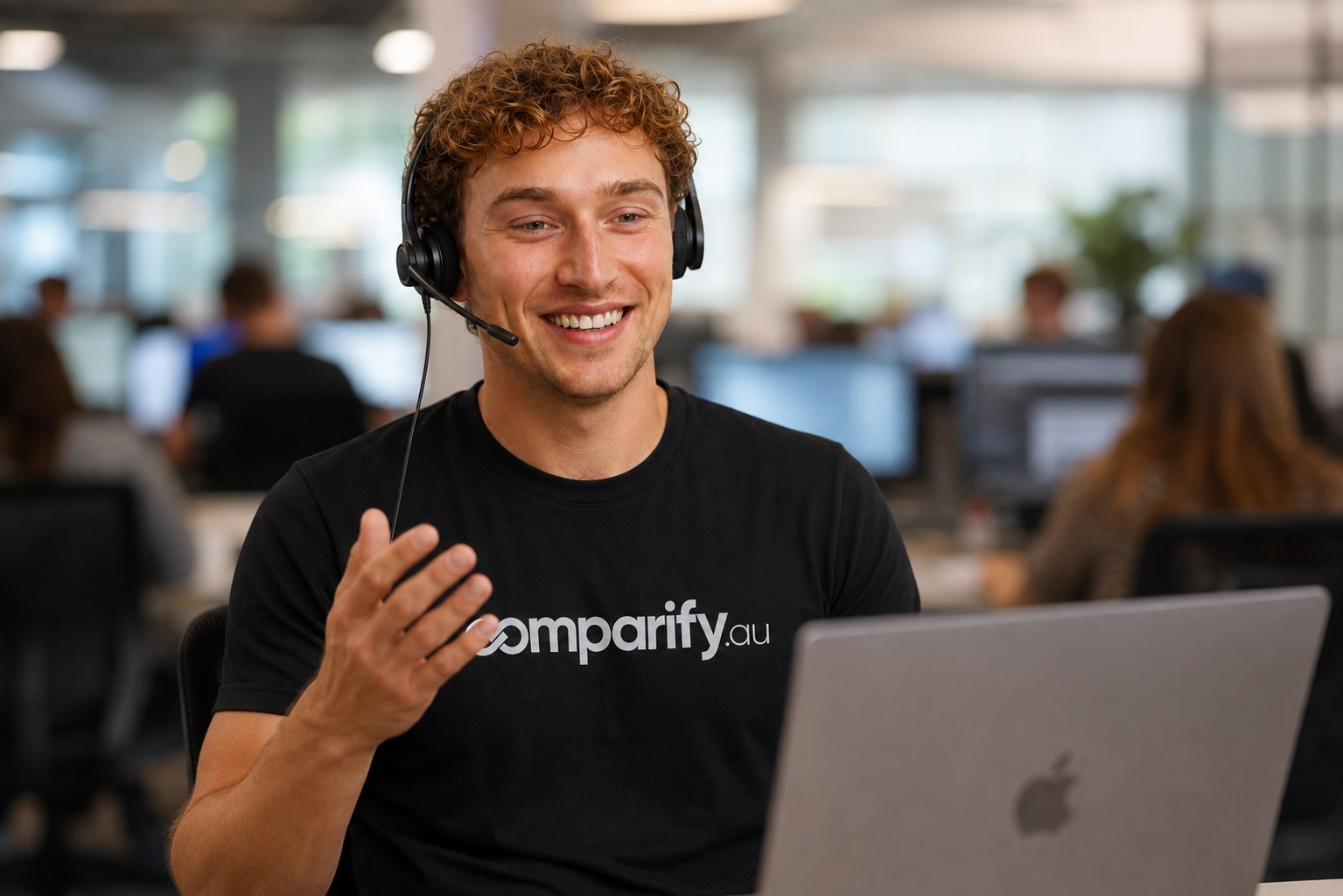 Comparify advisor helping a customer compare health insurance policies
