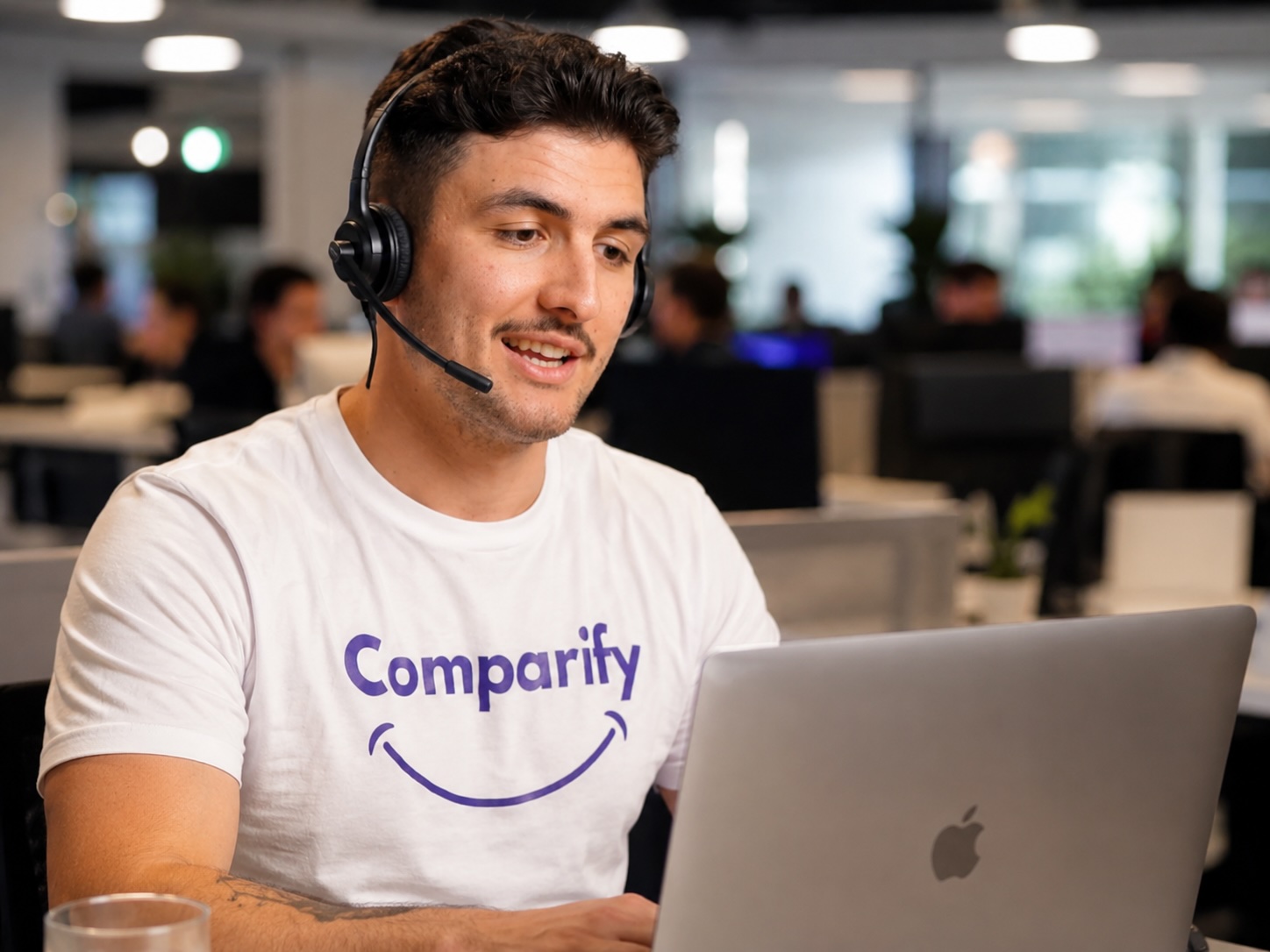 Comparify advisor helping a customer compare health insurance policies